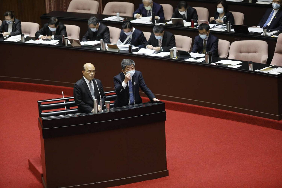 行政院長蘇貞昌、衛福部長陳時中在立院備詢。不料，卻遭到國民黨總召費鴻泰拍桌。 圖：張良一/攝