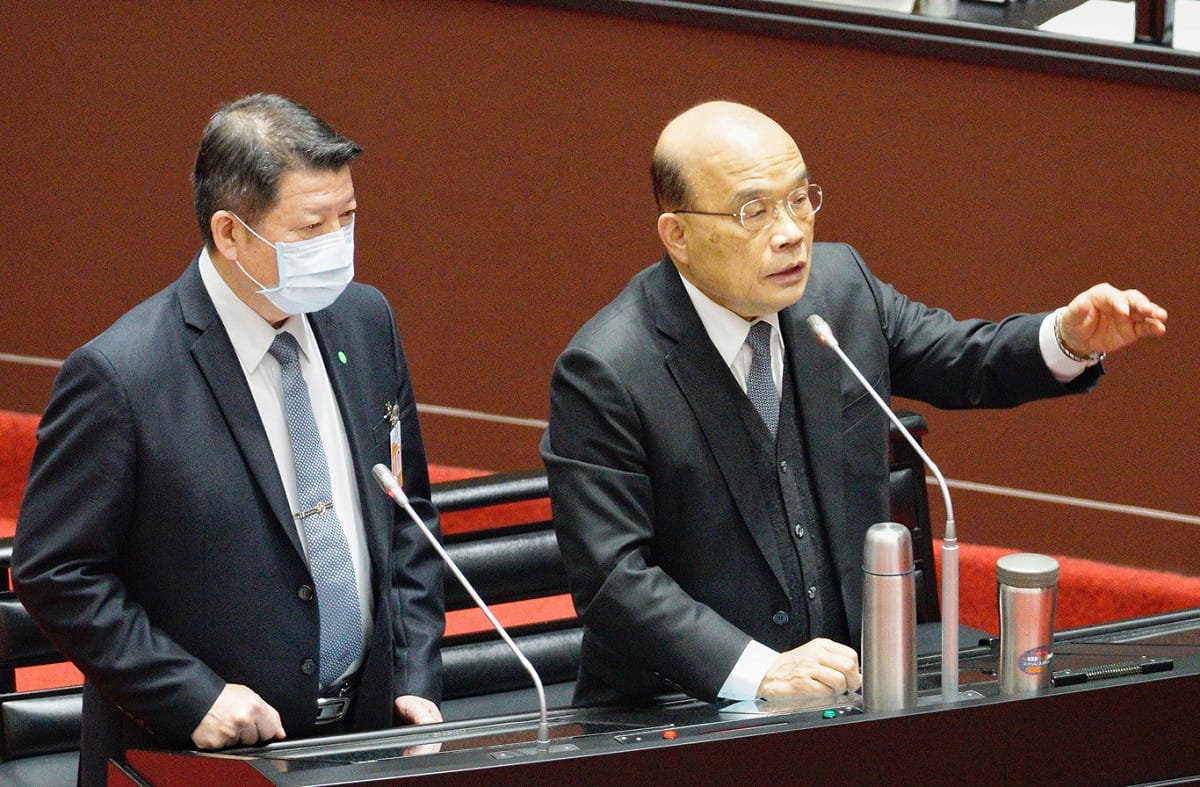 行政院長蘇貞昌、國防部副部長張哲平在立院院會備詢。 圖：張良一/攝