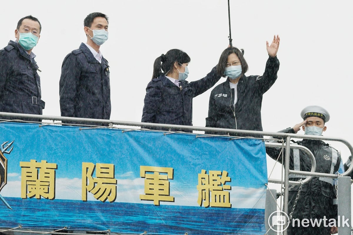 總統蔡英文在國安會秘書長顧立雄等人陪同下，前往基隆視導海軍131艦隊。圖為蔡總統登上蘭陽軍艦後向媒體揮手致意。 圖：張良一／攝