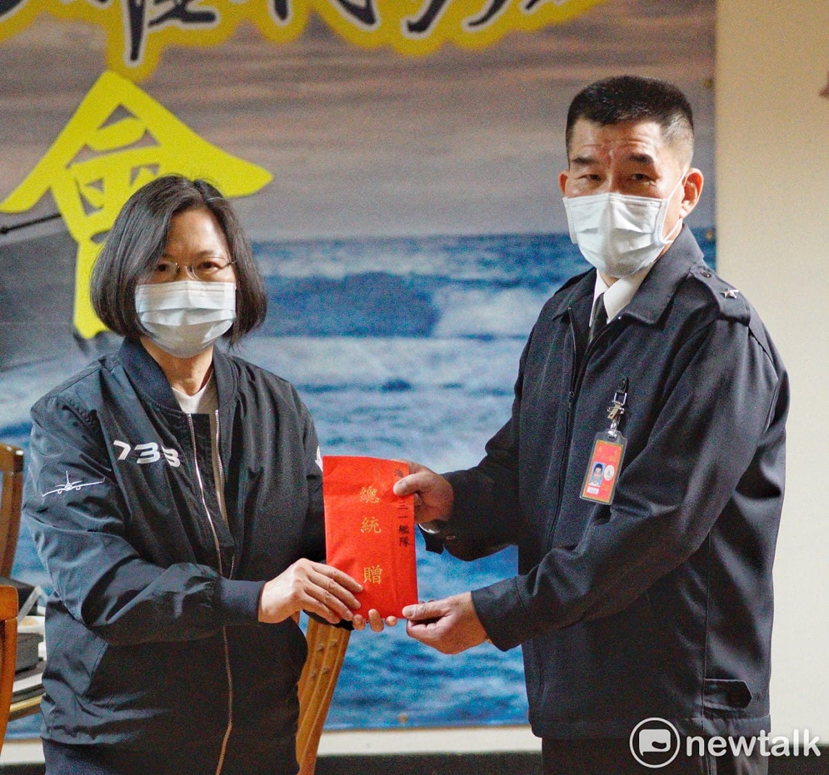 蔡英文至海軍131艦隊威海營區餐廳頒發加菜金，由艦隊長曾安國少將代表接受，並與眾官兵共進午餐。 圖：張良一／攝