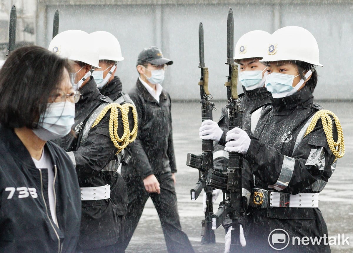 海軍131艦隊的一位女兵舉槍向到訪的總統蔡英文致敬。 圖：張良一／攝