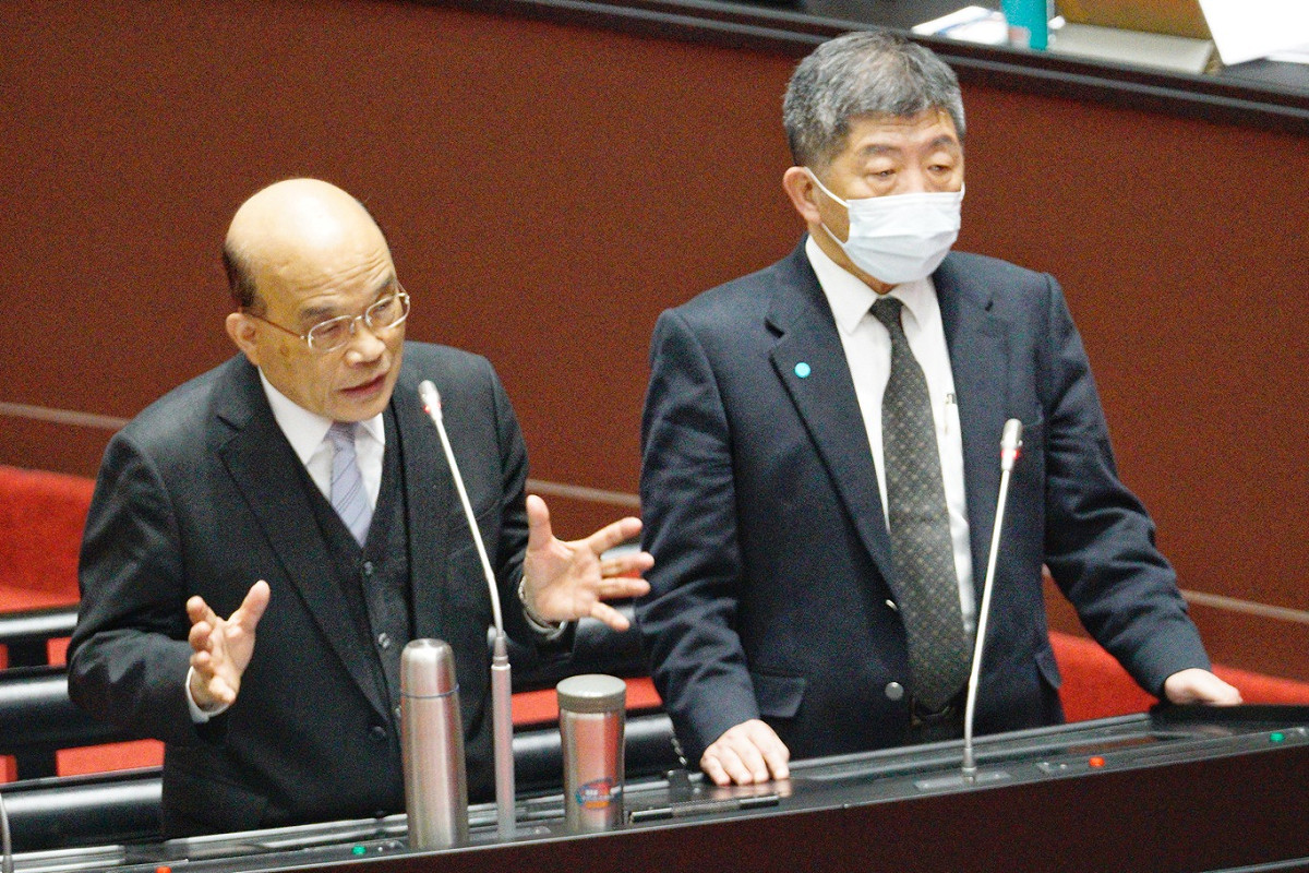 陳以信日前在總質詢時，獻花給行政院長蘇貞昌、衛福部長陳時中。 圖：張良一/攝