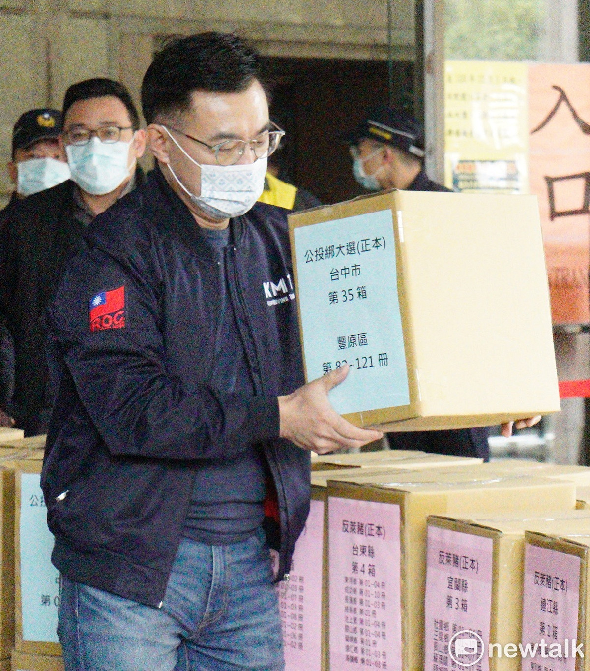 國民黨主席江啟臣說，這是一個歷史性的時刻， 中華民國有公投以來，最高的連署份數就在我們面前，並親頒一箱台中選區的連署書進中選會。 圖：張良一/攝