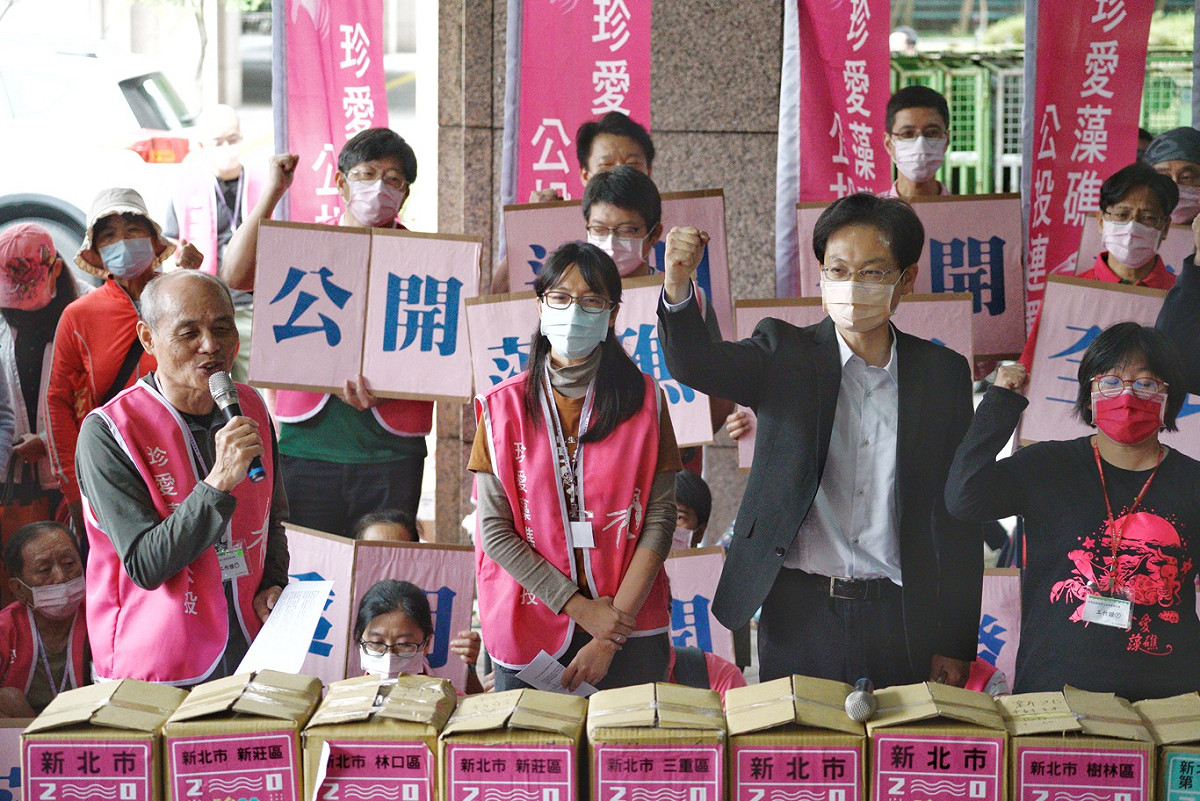 珍愛藻礁公投連署小組遞送70多萬連署書。 圖：張良一/攝