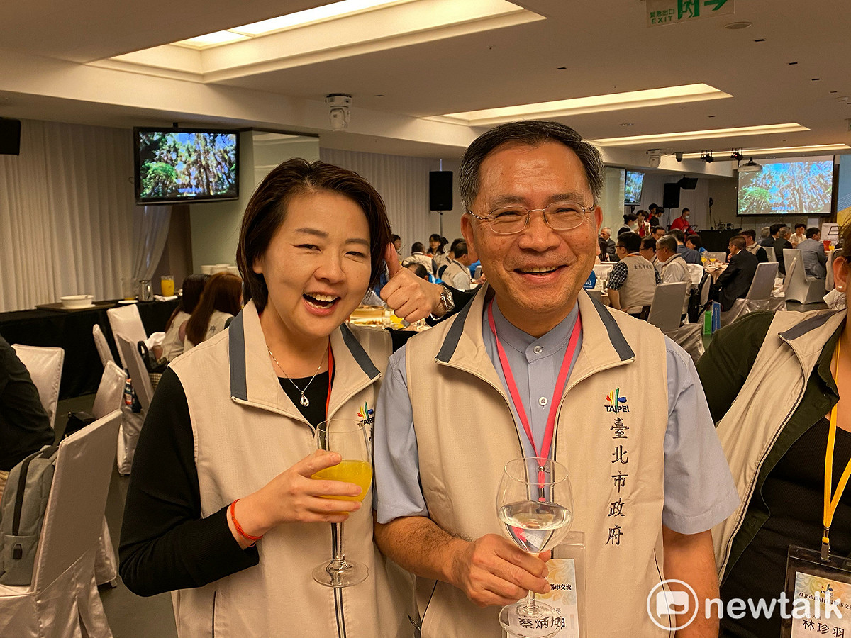 台北市副市長黃珊珊、蔡炳坤先前再度被爆搶行程競爭，兩人在新竹縣市政交流餐敘時，還特別一起到媒體桌敬酒，證明兩人絕對沒有不合。 圖：周煊惠 / 攝
