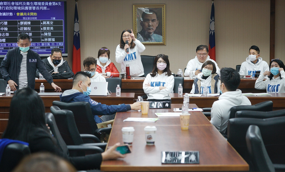 立法院社福及衛環委員會兩位召委-陳玉珍和陳瑩爲了立院成立疫苗採購調閱小組爭鋒相對，國民黨立委甚至佔據主席台，雙方爭執不下，也造成議事停擺。 圖：張良一/攝