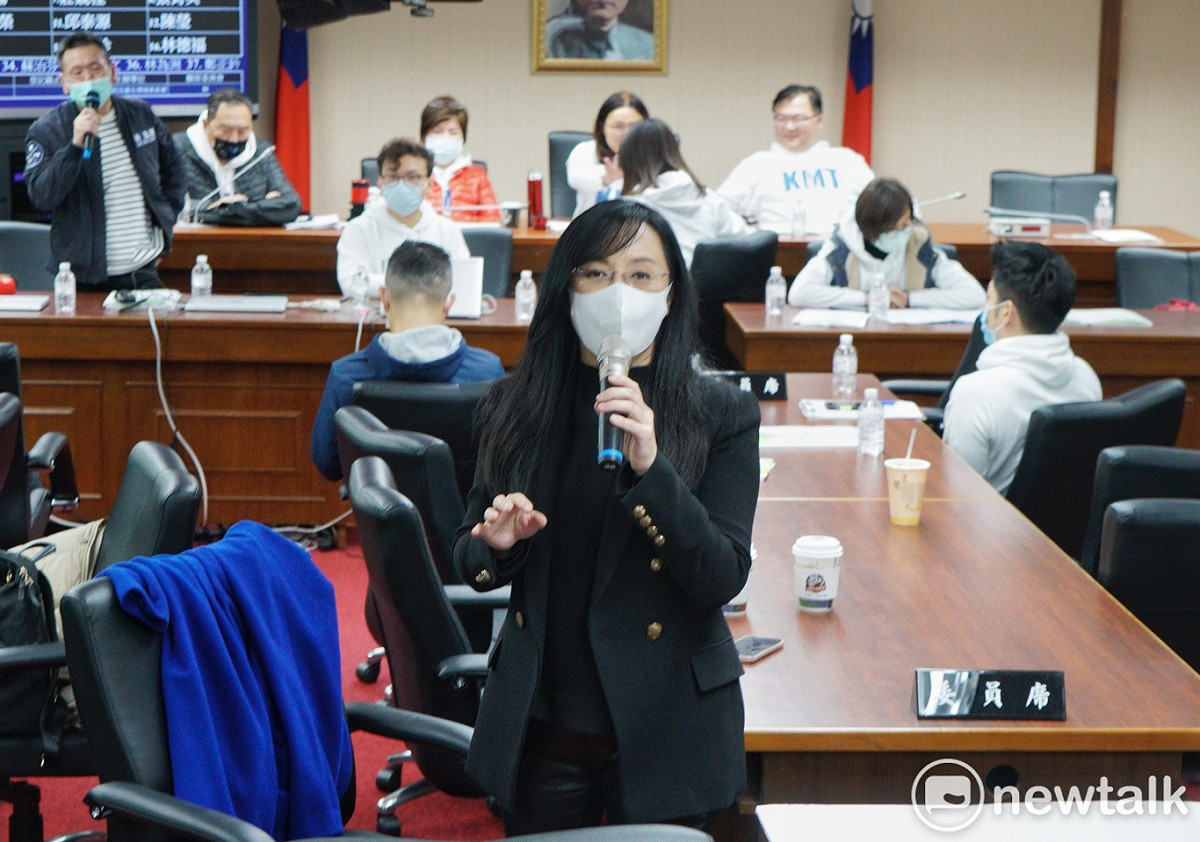 立法院社福及衛環委員會兩位召委-陳玉珍和陳瑩爲了立院成立疫苗採購調閱小組爭鋒相對，國民黨立委甚至佔據主席台，雙方爭執不下，也造成議事停擺。 圖：張良一/攝