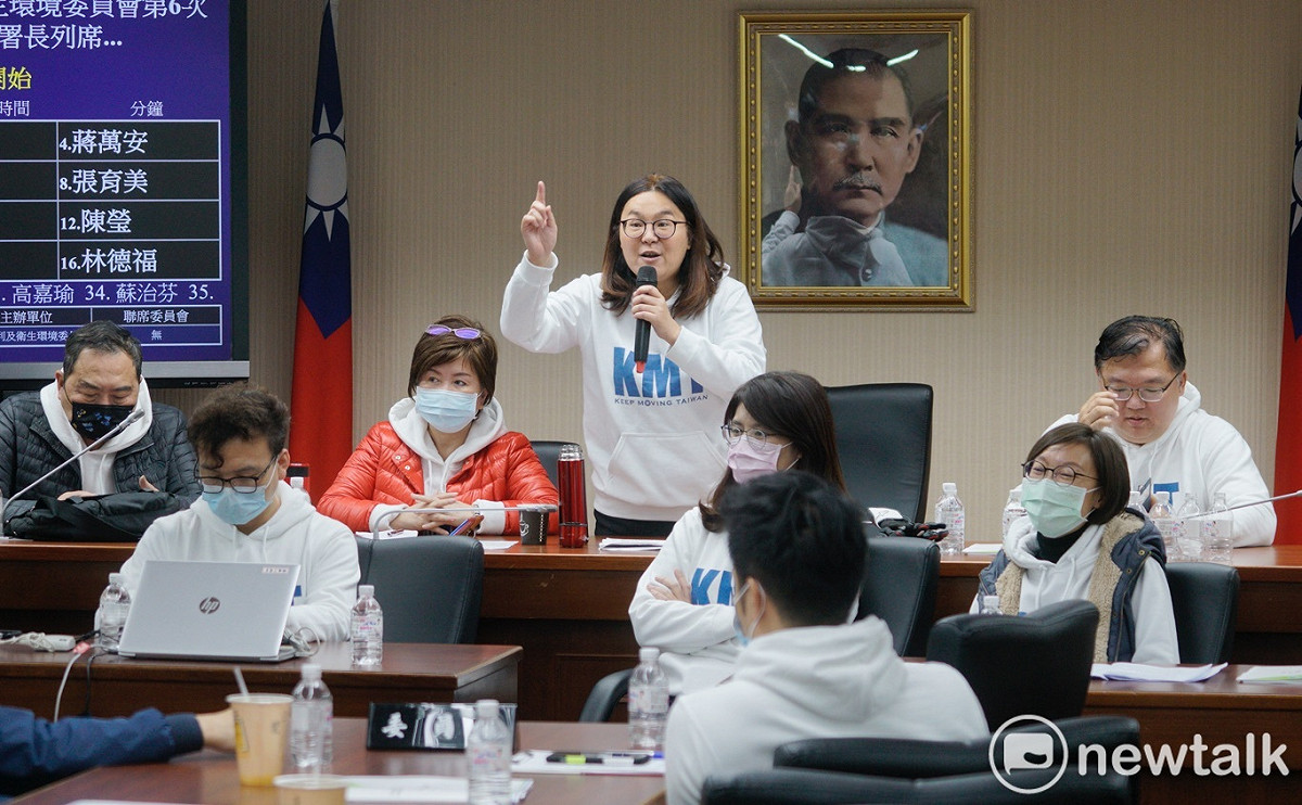 立法院社福及衛環委員會兩位召委-陳玉珍和陳瑩爲了立院成立疫苗採購調閱小組爭鋒相對，國民黨立委甚至佔據主席台，雙方爭執不下，也造成議事停擺。 圖：張良一/攝
