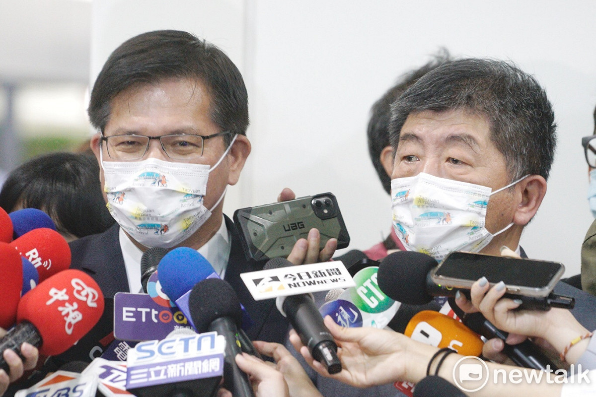 中央流行疫情指揮中心指揮官陳時中、交通部長林佳龍兩大部會首長一同出現，可見本首發團的重要性。 圖：張良一／攝