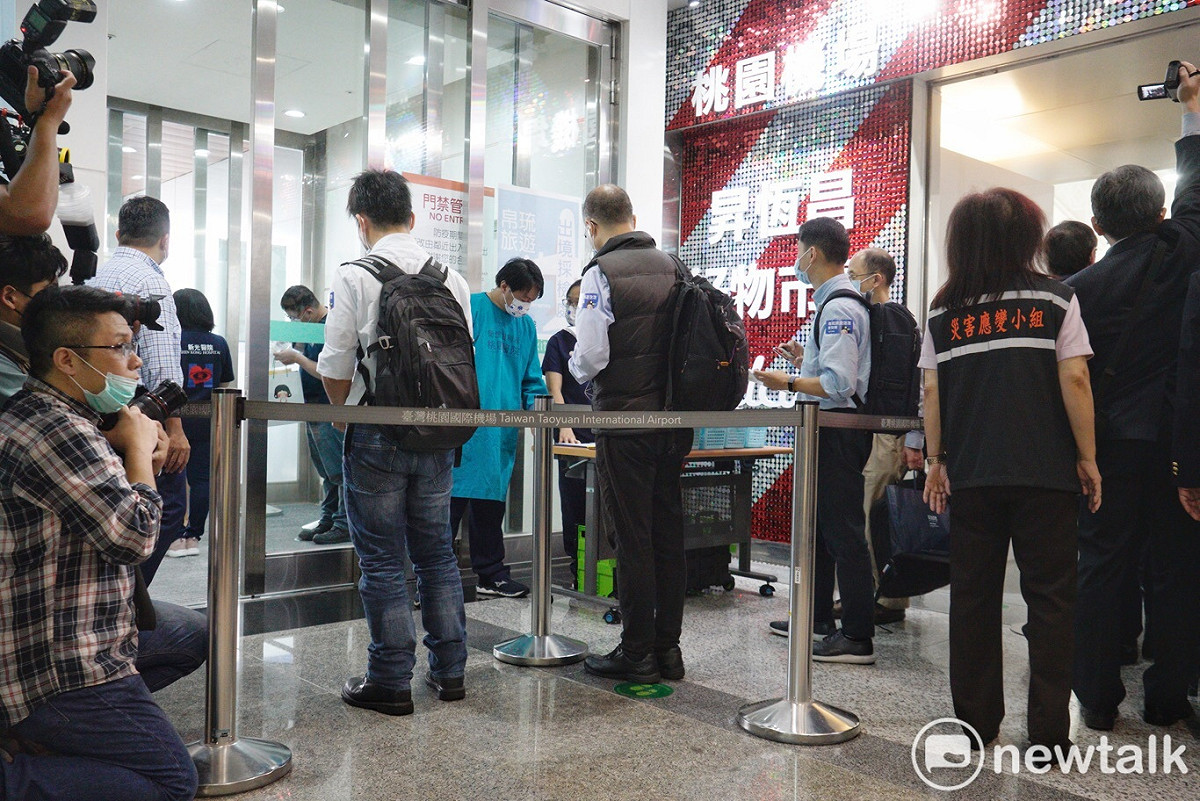 帛琉旅遊首發團旅客排隊接受PCR採檢。 圖：張良一／攝