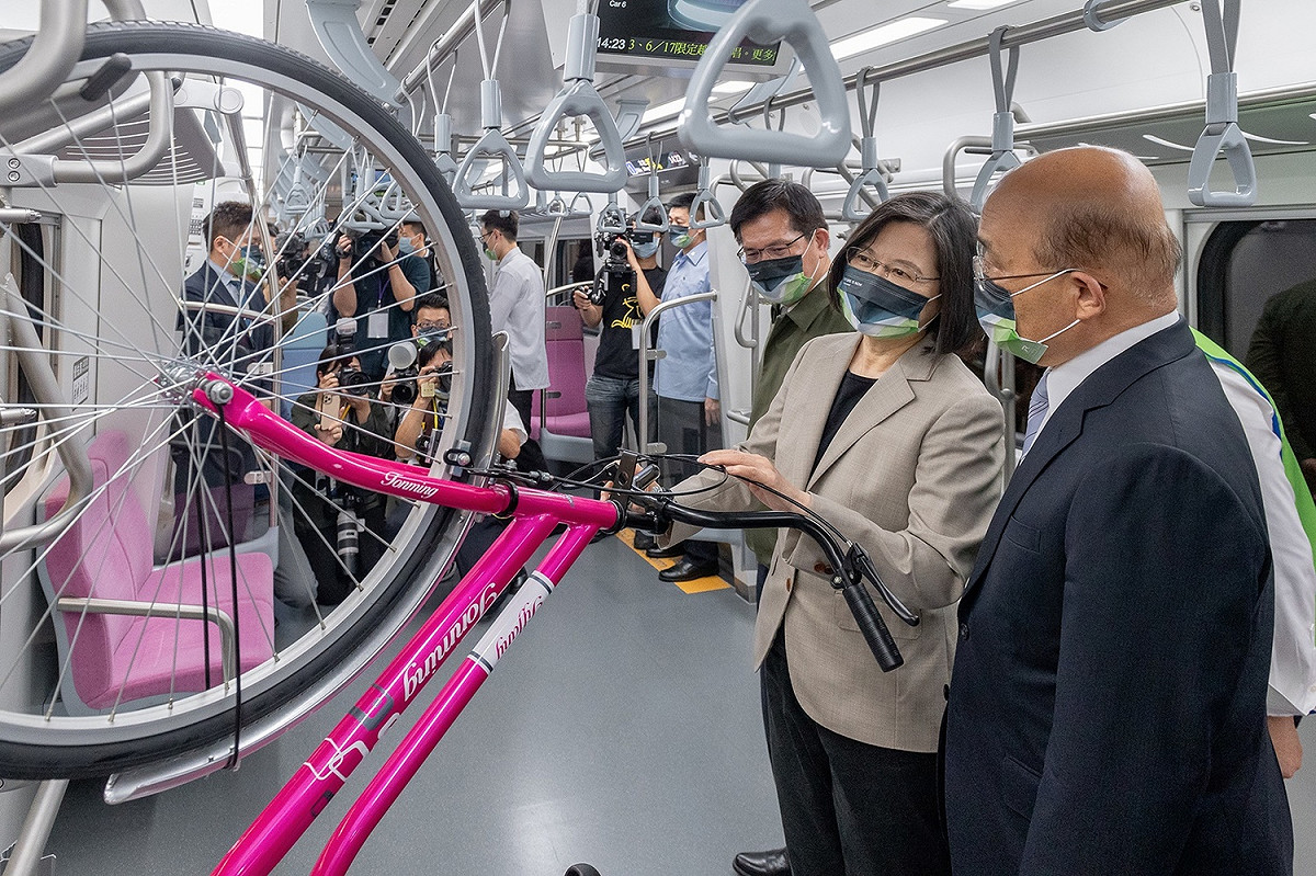 EMU900型空調通勤電聯車首航 圖：總統府提供