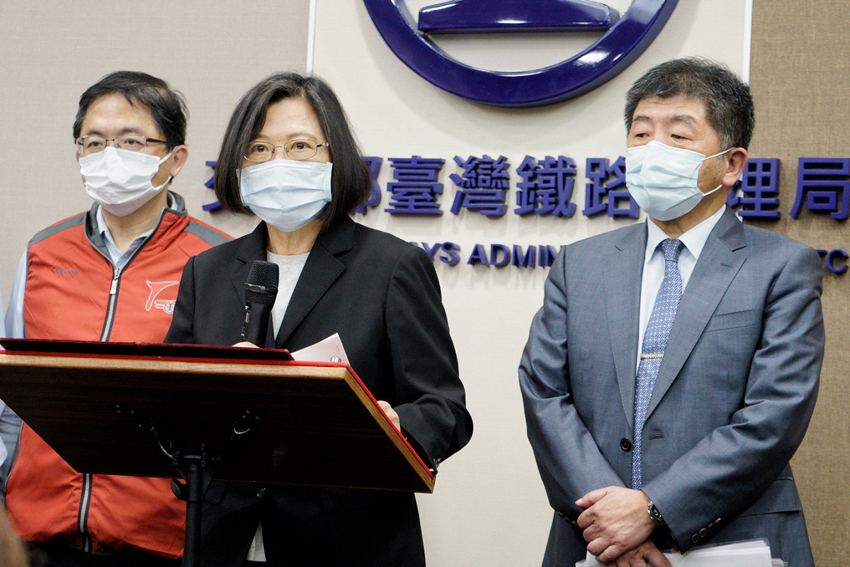 總統蔡英文5日到台鐵災害應變中心聽取太魯閣號事故搶救情況，並發表談話。 圖：張良一/攝