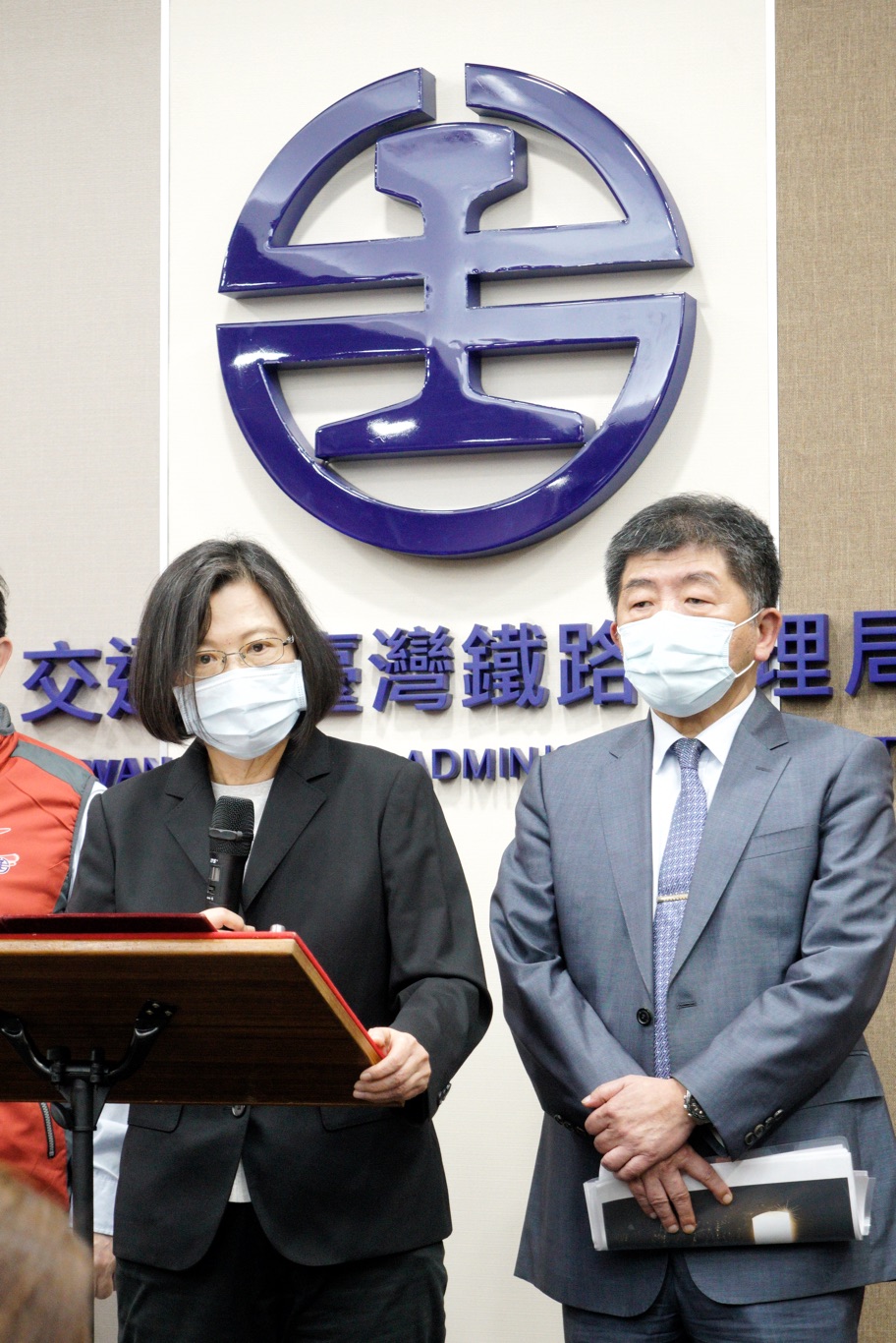 總統蔡英文在行政院秘書長李孟諺、衛福部長陳時中、交通部次長王國材等人的陪同下，到台鐵災害應變中心聽取太魯閣號事故搶救情況，並發表談話。 圖：張良一/攝