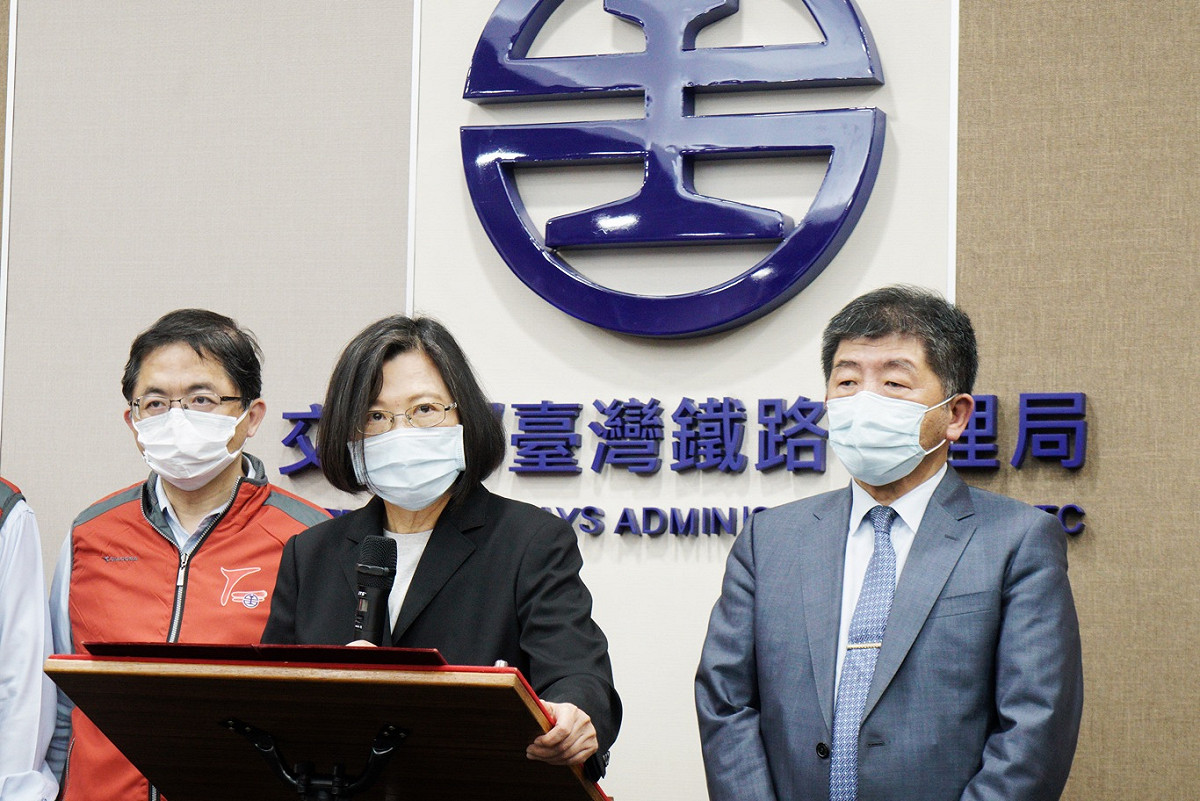 總統蔡英文在行政院秘書長李孟諺、衛福部長陳時中、交通部次長王國材等人的陪同下，到台鐵災害應變中心聽取太魯閣號事故搶救情況，並發表談話。 圖：張良一/攝