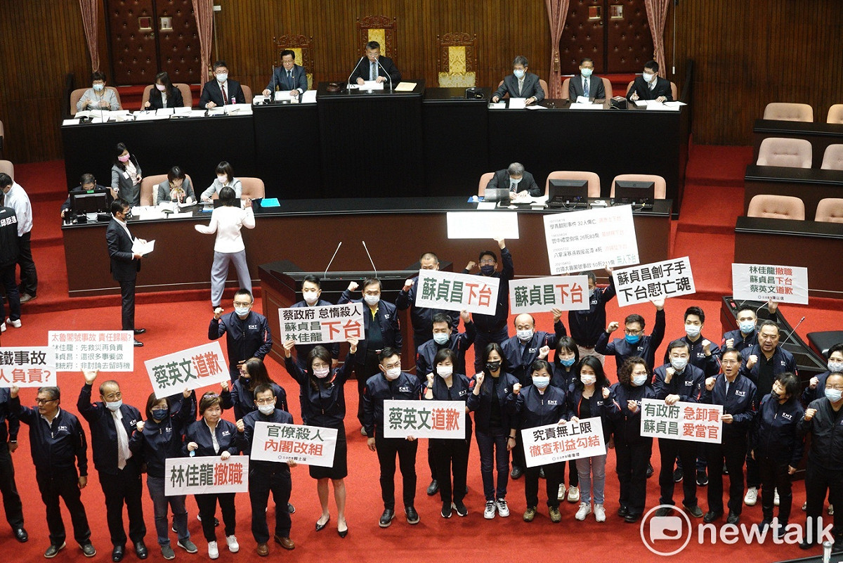 針對造成重大傷亡的台鐵太魯閣號事故，國民黨立委上午在立院議場內舉牌，要求總統蔡英文道歉、行政院長蘇貞昌、交通部長林佳龍下台。 圖：張良一/攝