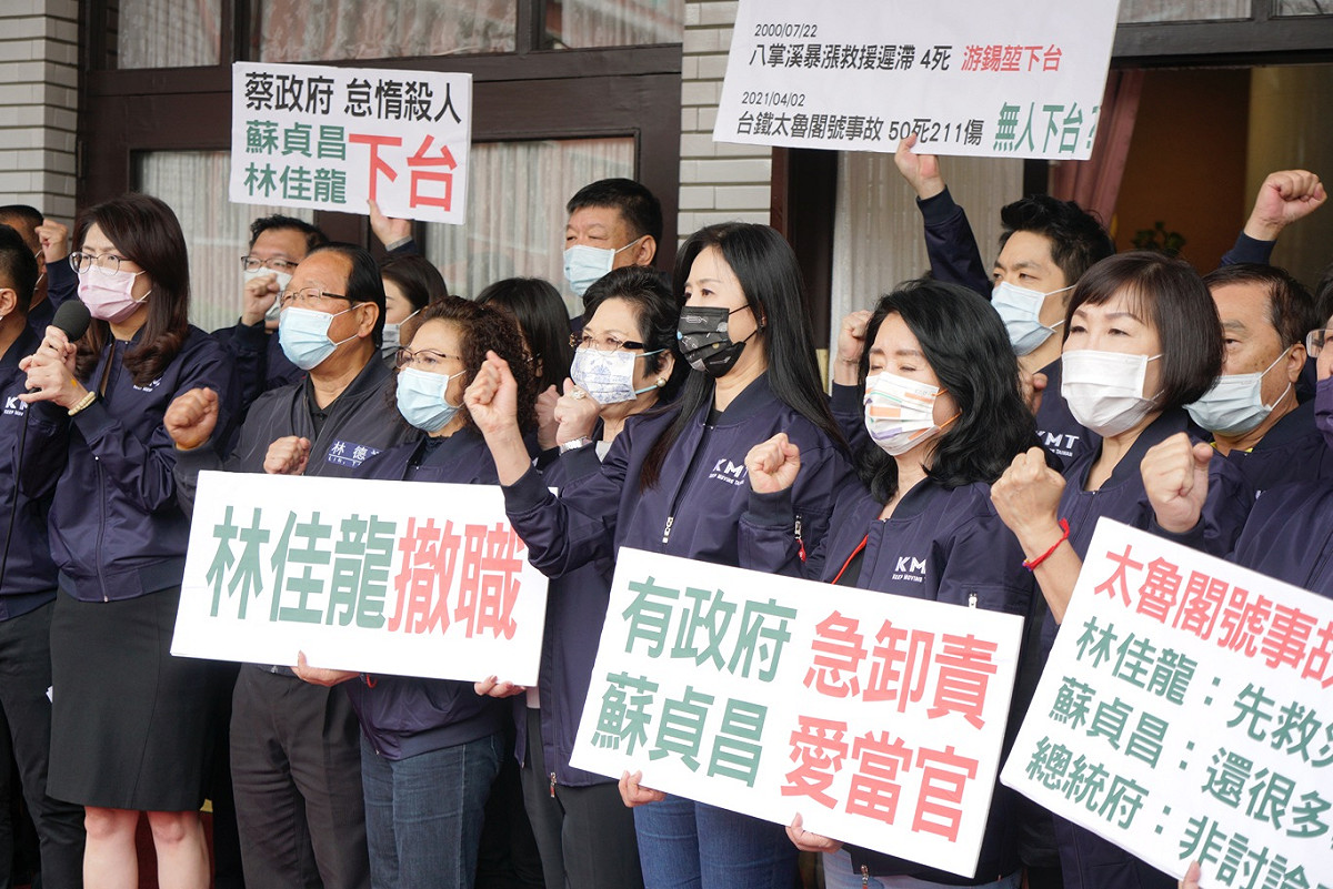 國民黨立委在立院議場外舉行記者會，要求行政院長蘇貞昌、交通部長林佳龍為台鐵太魯閣號事故道歉下台。 圖：張良一/攝