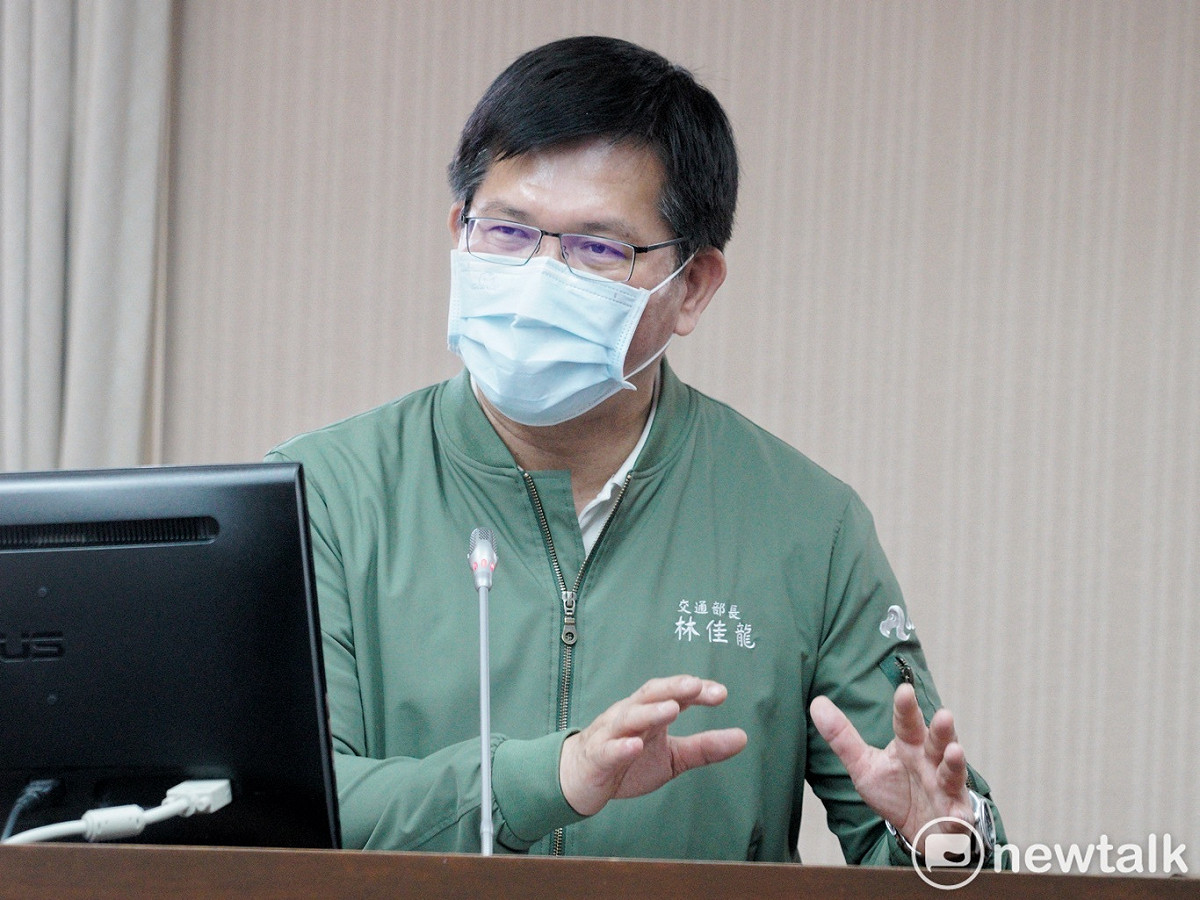 交通部長林佳龍上午到立法院交通委員會，就台鐵408次太魯閣號事故進行專案報告並備質詢。 圖：張良一/攝