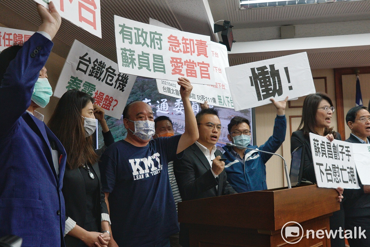 國民黨立委洪孟楷質詢期間，國民黨立委一同上台舉牌，要求行政院長蘇貞昌也負起責任下台。 圖：張良一/攝