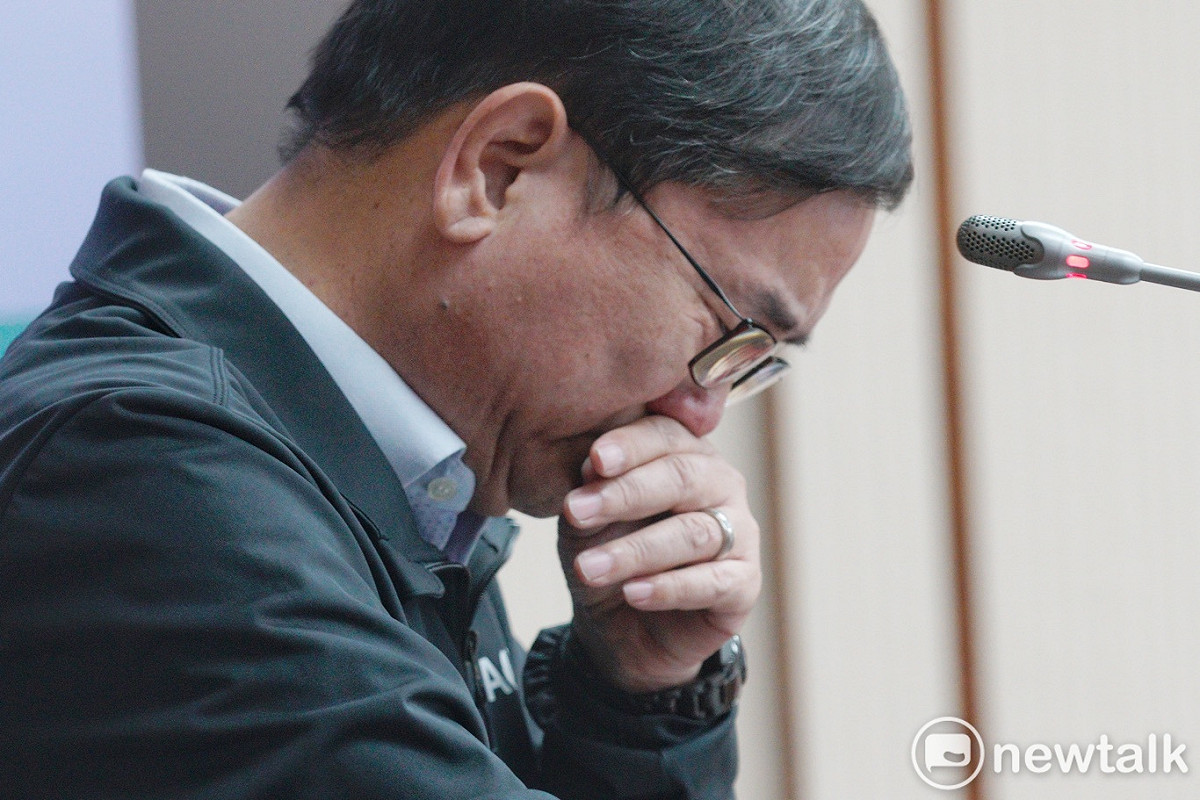 台東選區的民進黨籍立委劉櫂豪上午在立院交通委員會質詢交通部長林佳龍有關台鐵太魯閣事故時，對東部地區交通事故頻繁，造成民眾傷亡事件不斷傳出，一度難過掉下眼淚。 圖：張良一/攝