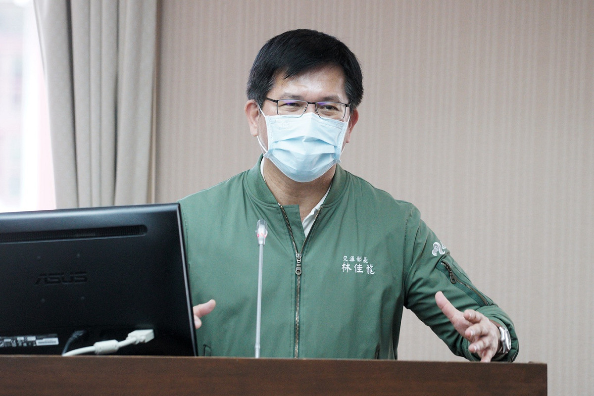 交通部長林佳龍表示太魯閣號事故賠償金額，將會努力比照普悠瑪事故數字。 圖：張良一/攝