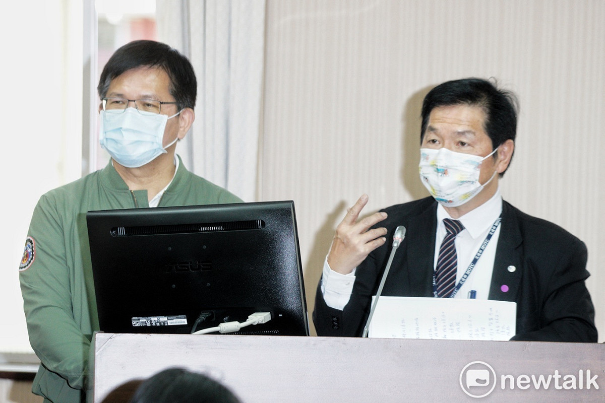 交通部長林佳龍(左)、台鐵代理局長祁文中今到立法院交通委員會，就台鐵408次太魯閣號事故進行專案報告並備質詢。 圖：張良一/攝