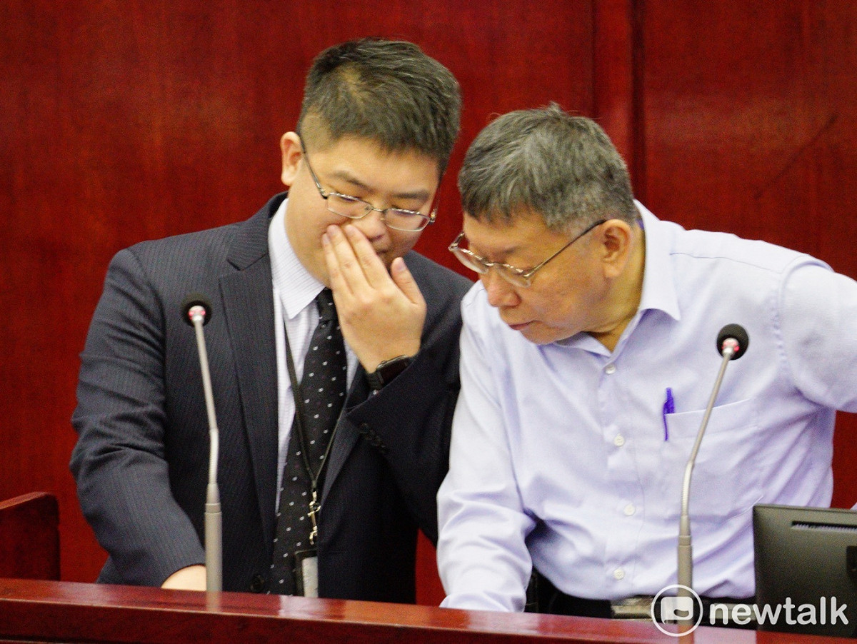台北市長柯文哲、悠遊卡總經理邱昱凱在台北市議會備詢。 圖：張良一 / 攝