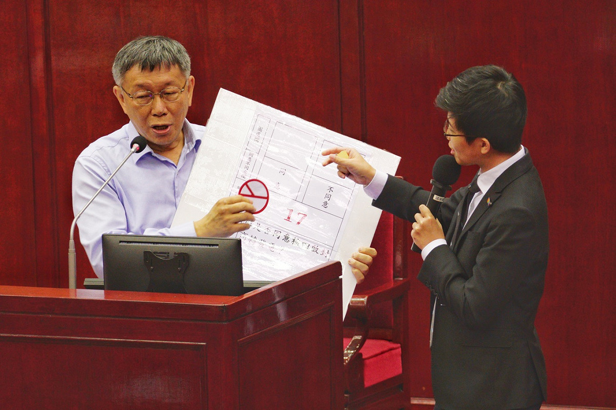 台北市長柯文哲在台北市議會備詢時，就核四是否商轉的公投案和台北市議員苗博雅爭鋒相對。 圖：張良一/攝