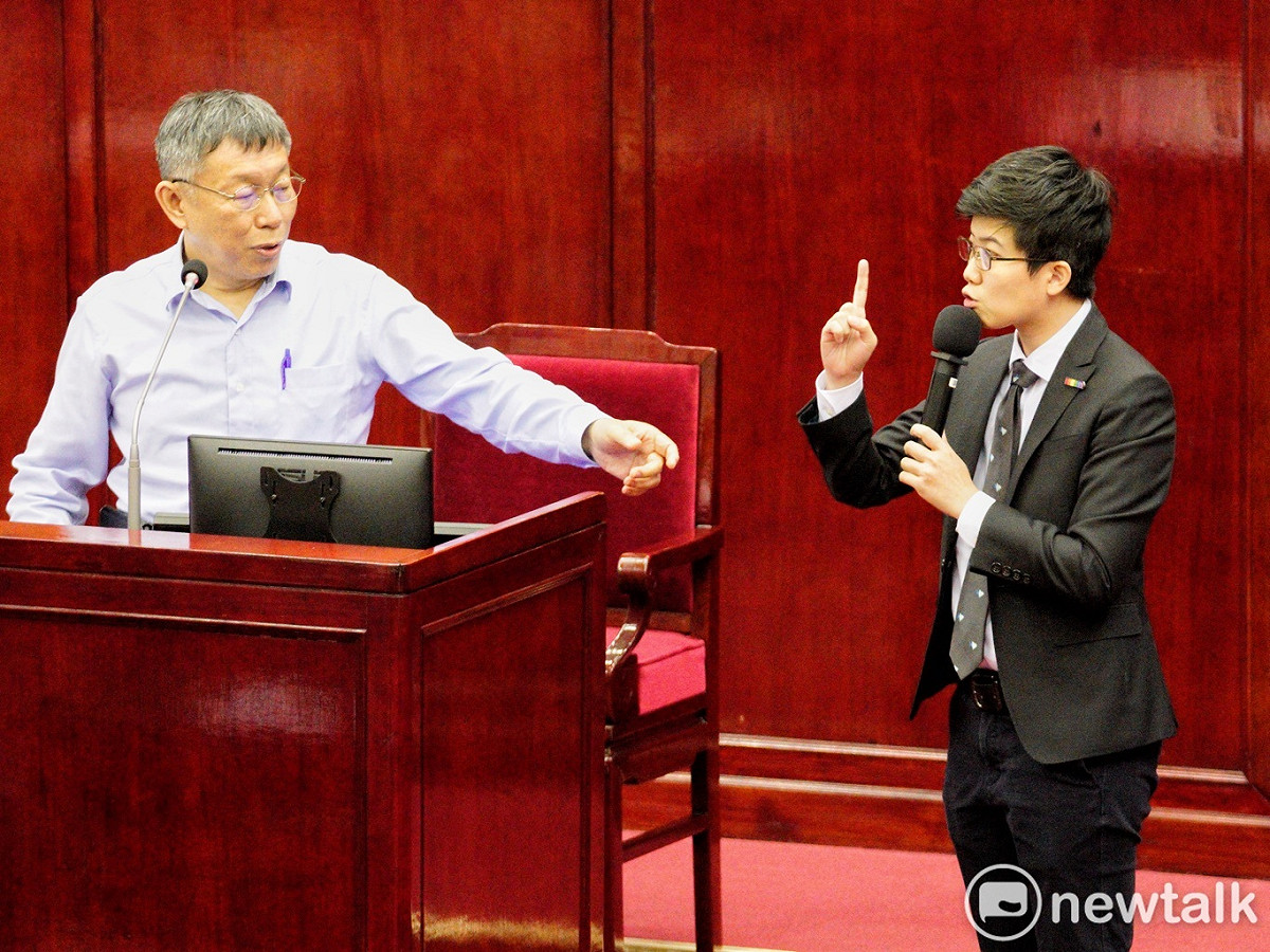 台北市長柯文哲今(11)日受訪時指出，年輕人帶頭搞意識形態，讓人很不高興。圖為柯文哲9日在台北市議會備詢時，就核四是否商轉的公投案和台北市議員苗博雅爭鋒相對。 圖：張良一 / 攝（資料照）