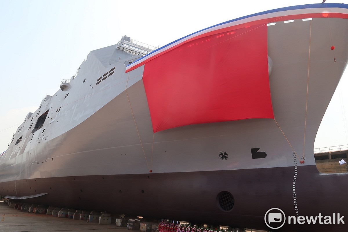 首艘「新型兩棲船塢運輸艦」玉山艦命名暨下水典禮 圖：林朝億/攝