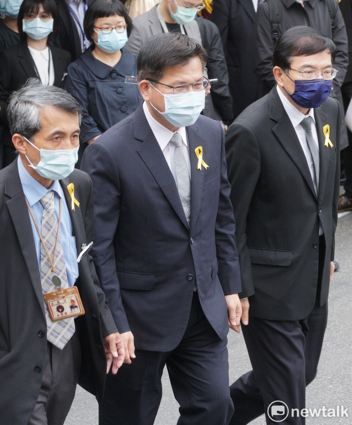 交通部長林佳龍（中）、交通部政務次長王國材（右）赴台北市立第一殯儀館出席0402台鐵408次列車事故聯合追思公祭。 圖：張良一 / 攝