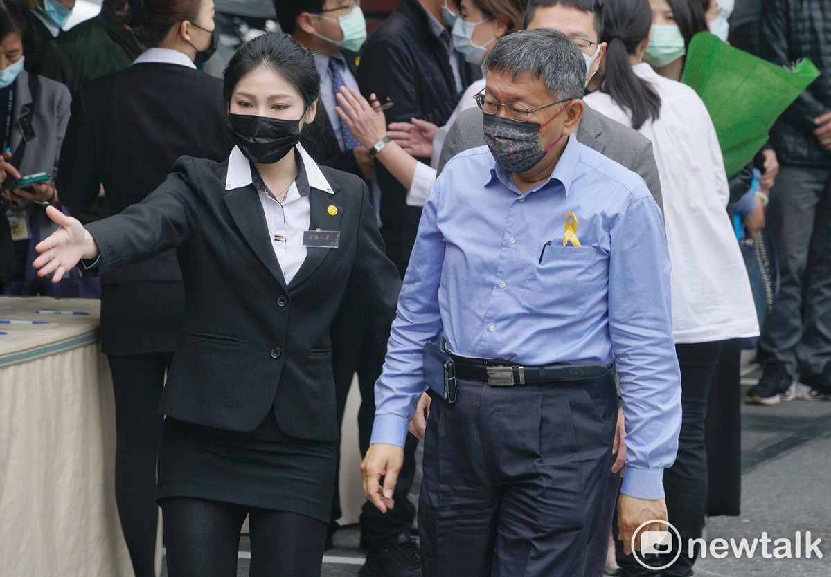 台北市長柯文哲赴台北市立第一殯儀館出席0402台鐵408次列車事故聯合追思公祭。 圖：張良一 / 攝