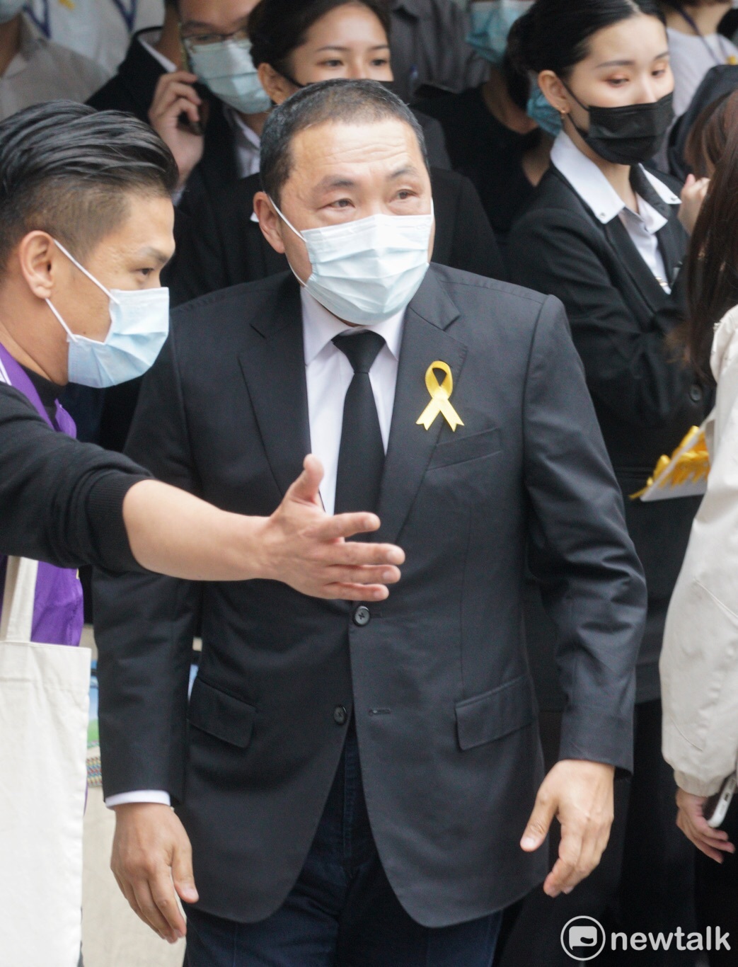 新北市長侯友宜赴台北市立第一殯儀館出席0402台鐵408次列車事故聯合追思公祭。 圖：張良一 / 攝