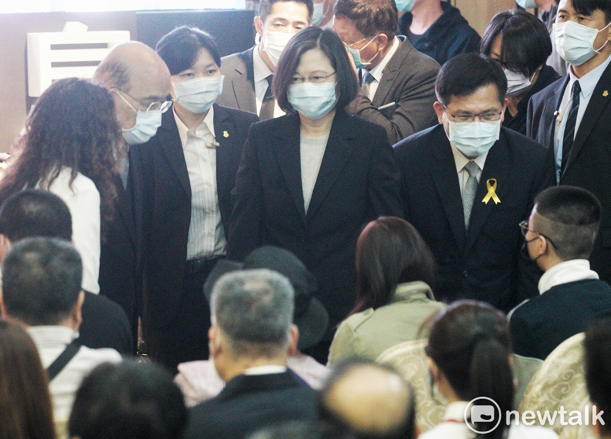 總統蔡英文、行政院長蘇貞昌、交通部長林佳龍今出席0402台鐵408次列車事故聯合追思公祭，向家屬致意。 圖：張良一 / 攝