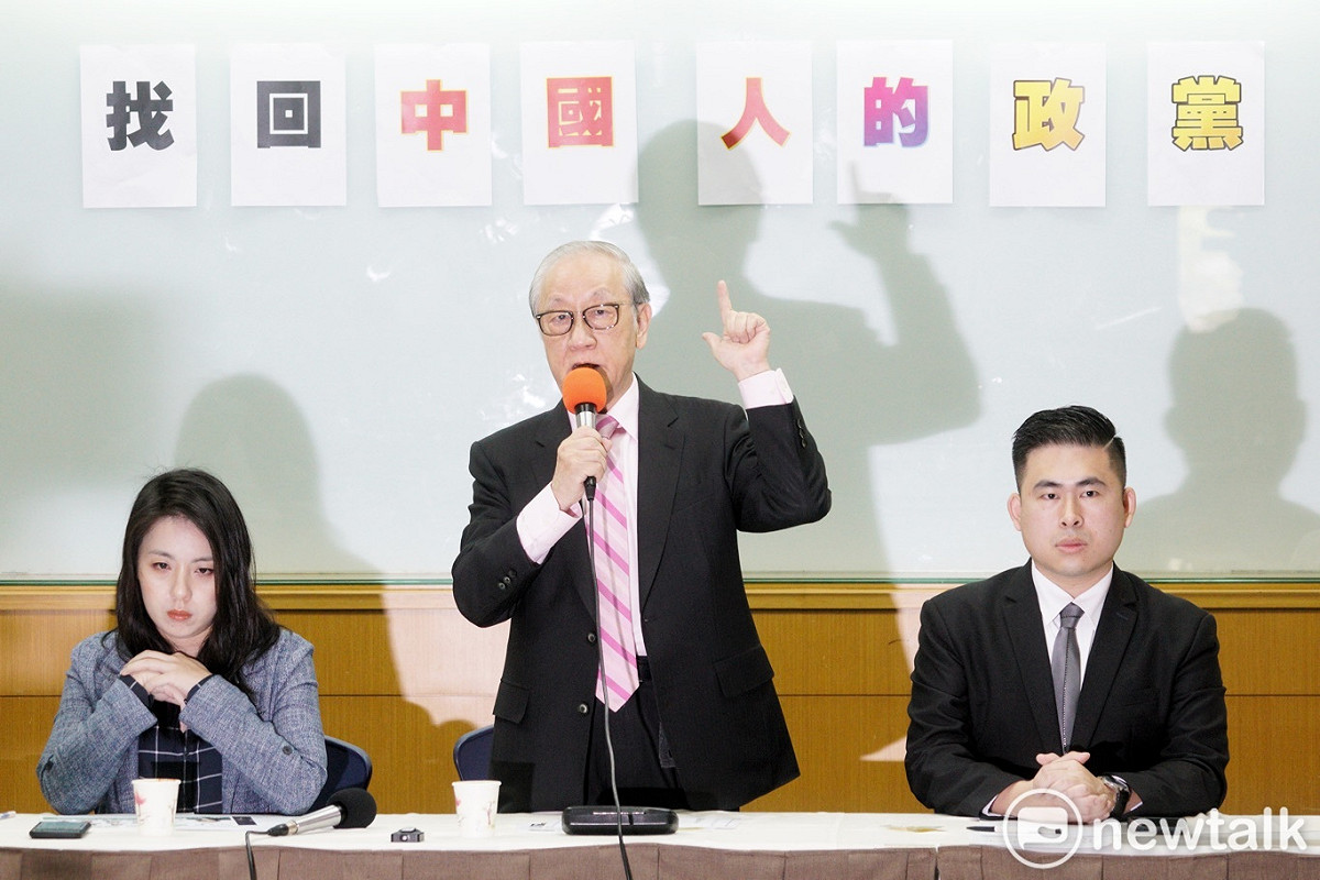 新黨前主席郁慕明（中）召開記者會。 圖：張良一/攝