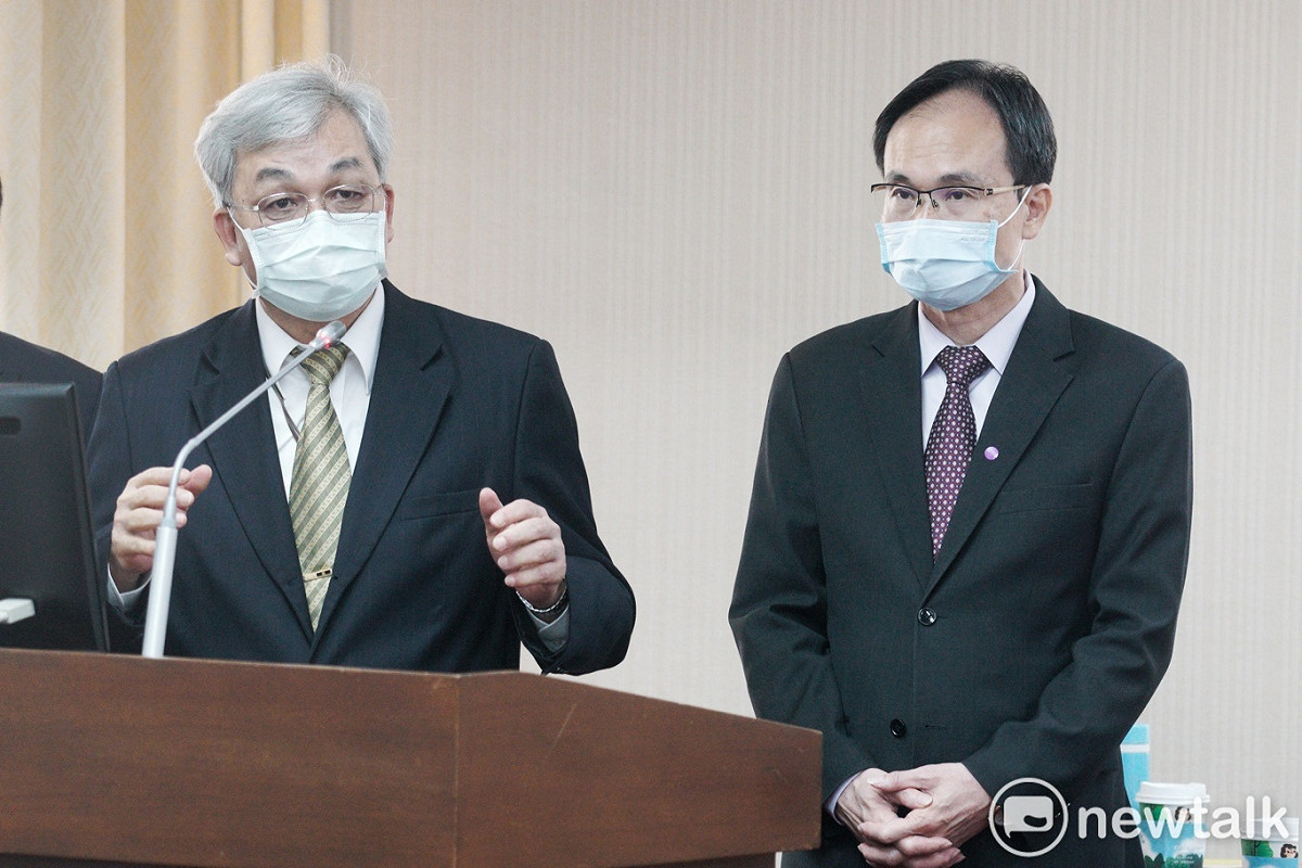 原能會副主委劉文忠（左）、海委會副主委蔡清標在立院內政委員會備詢。 圖：張良一/攝
