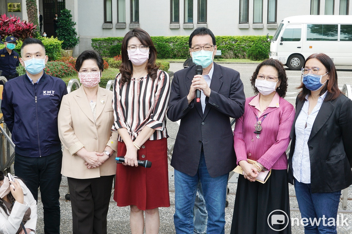 立院外委會國民黨籍召委廖婉汝和多位國民黨立委上午拜會外交部，要求駐日代表謝長廷立刻返國述職，並到立法院報告、備詢。 圖：張良一/攝