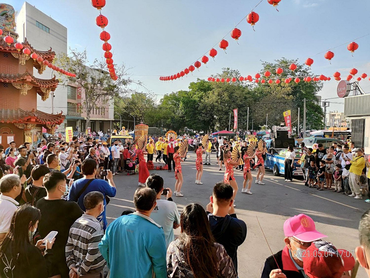 這是一群來自台南的陣頭演出，這群年經貌美的辣妹，跳著結合現代與傳統的舞步和穿著打扮，賣力跳了三支舞，贏得圍觀民眾給予熱烈掌聲。 取自串樓口