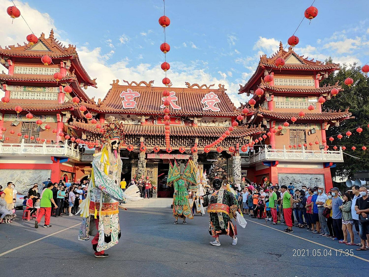 雲林城隍廟的陣頭演出，牛頭馬面范謝將軍全出動了，同樣吸引大家的目光。 取自串樓口