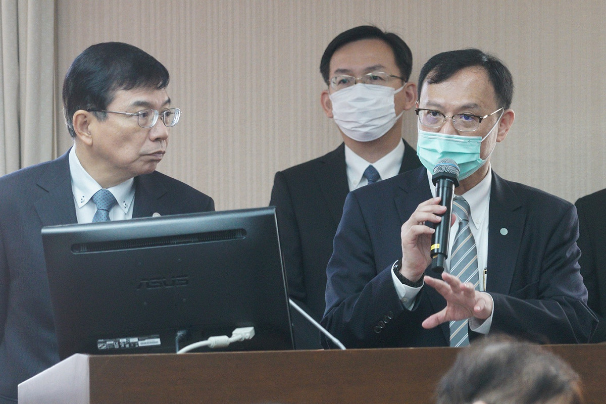 衛福部次長石崇良（右）10日被問及聯亞疫苗何時解盲時，表示聯亞收案較慢，目前還在數據分析，跟高端「有1個月的差別」。 圖：張良一/攝