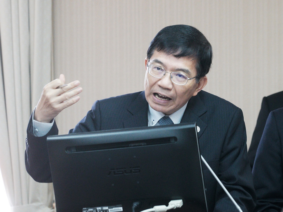交通部長王國材在立院交通委員會備詢。 圖：張良一/攝