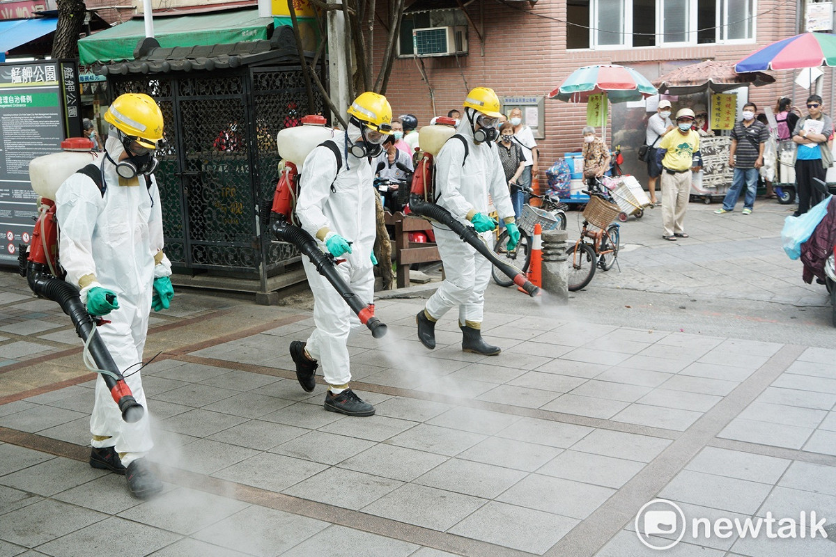 疫情大爆發，北市萬華成重災區，北市萬華區一家老人養護機構有住民確診，衛生單位急消毒。 圖：張良一 / 攝（資料照）