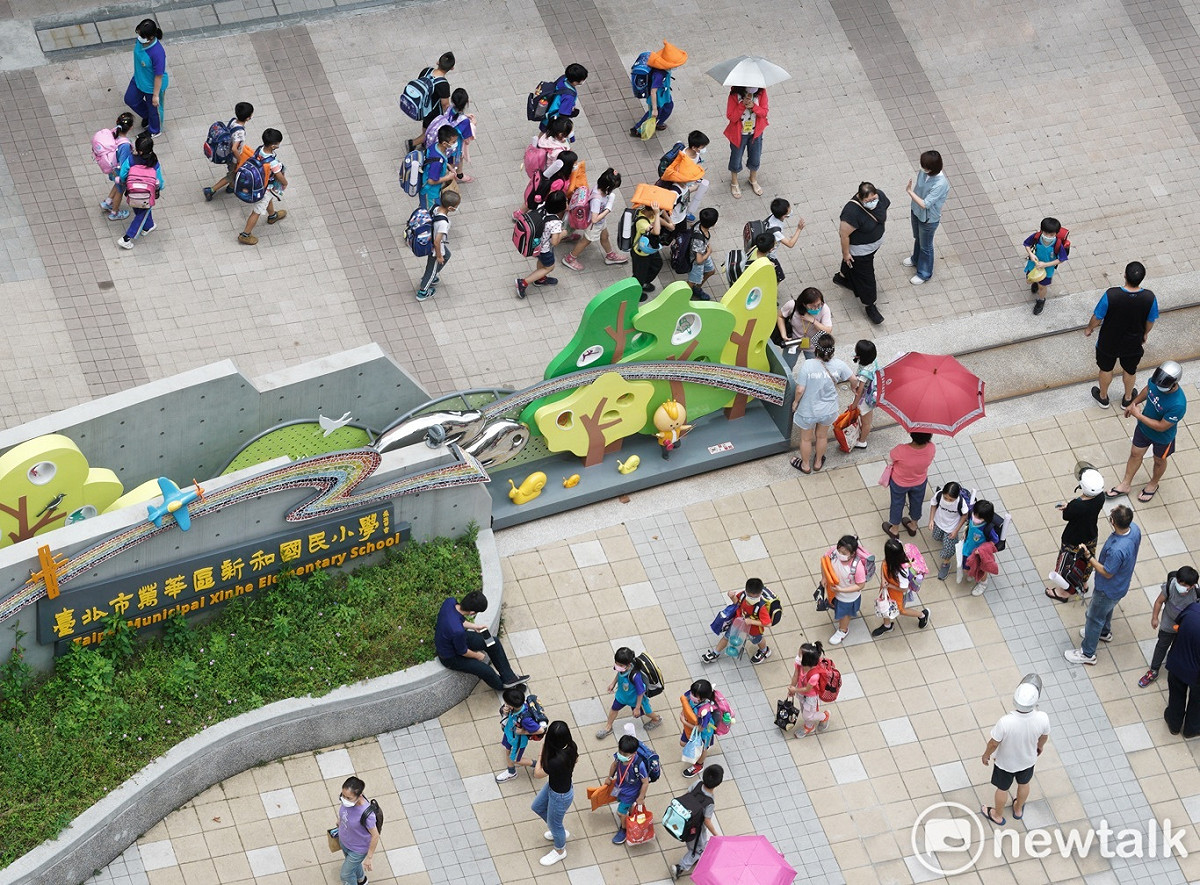 台北市、新北市今天宣布，高中職以下學校自18日起停課到28日，家長可請防疫照顧假。（圖為北市萬華區新和國小一二年級中午放學情形） 圖：張良一/攝（資料照片）