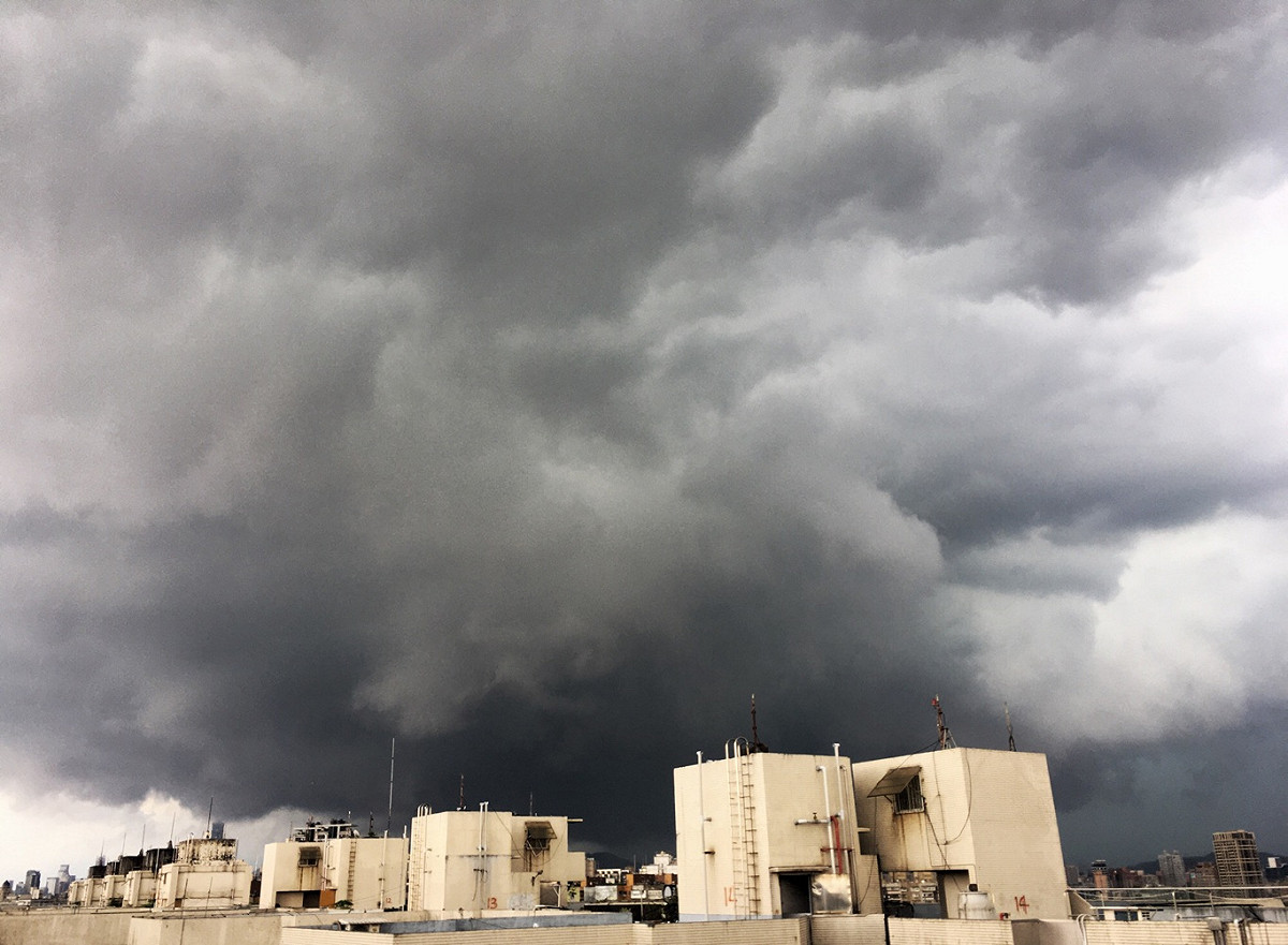中央氣象局今（24）日發布豪大雨特報，北部多處地區累積雨量都已突破100毫米。 圖：張良一/攝