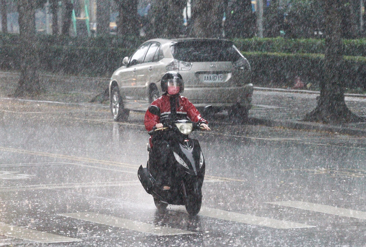 今天午後對流旺盛，瞬間降下超大雨勢。 圖：張良一/攝
