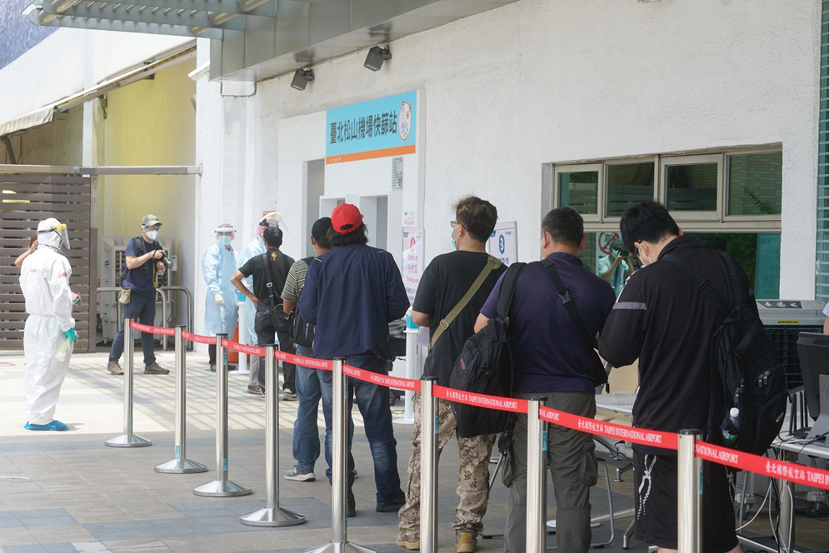 民航局提醒，有症狀之旅客飛往離島前須快篩陰性才能登機。 圖：張良一/攝