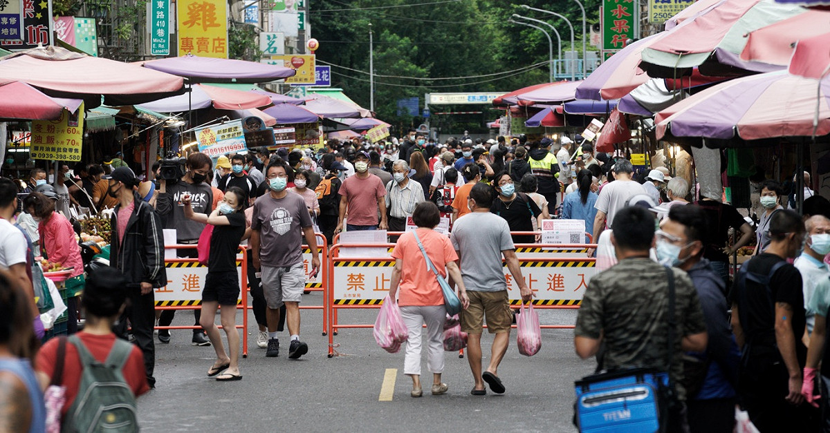 台灣防疫朝「生活正常化」的方針運作，不過連日確診破萬，英媒預測防堵過慢，將面臨單日多達 20 萬確診數。 圖：張良一/攝