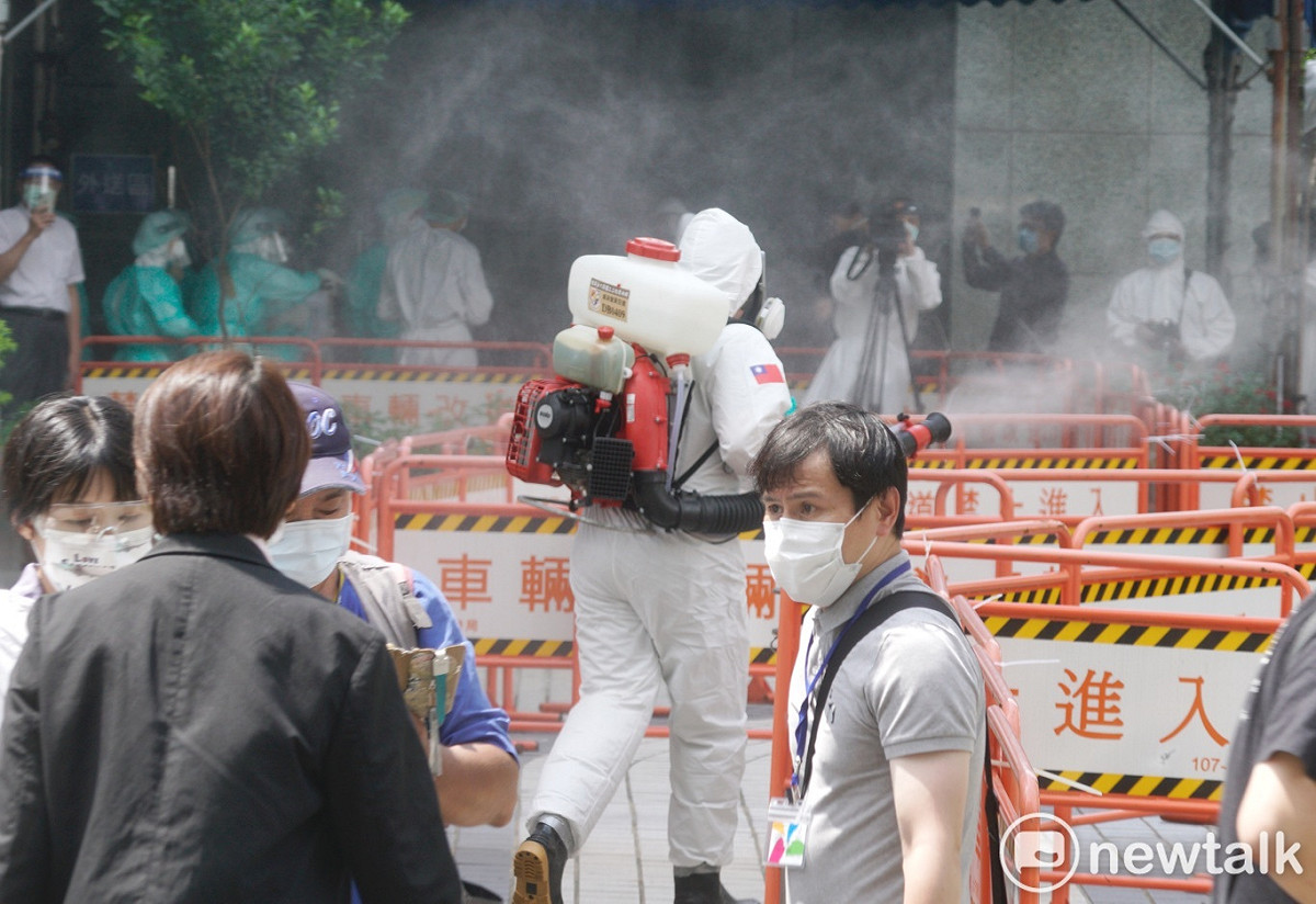 壹電視員工接受快篩。圖為陸軍化學兵在壹電視外消毒。 圖：張良一 / 攝