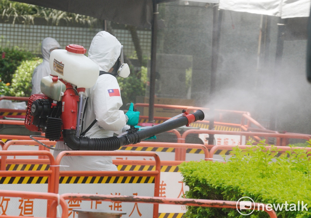 壹電視員工接受快篩。圖為陸軍化學兵在壹電視外消毒。 圖：張良一 / 攝