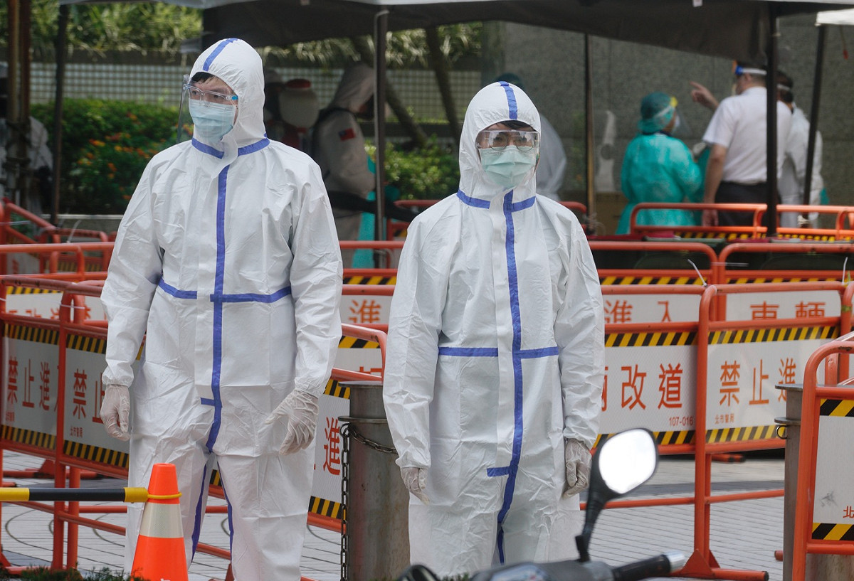 壹電視員工接受快篩。圖為警方在壹電視外管制人員進出。 圖：張良一/攝