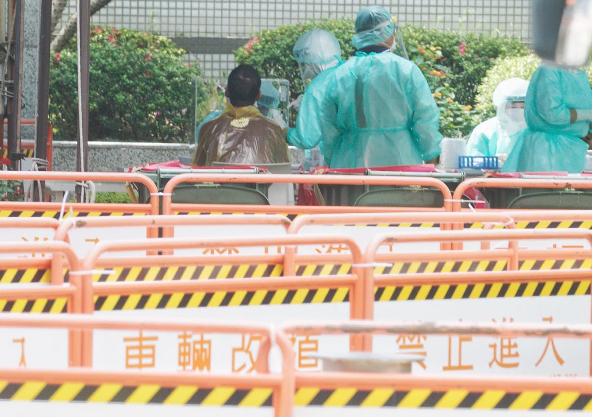 壹電視員工接受快篩。 圖：張良一/攝(資料畫面)